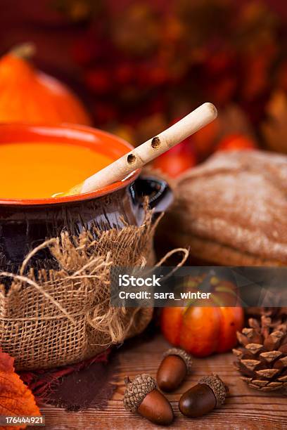 Sopa Crema De Calabaza Amarilla En Un Rústico Tabla Foto de stock y más banco de imágenes de Alimento