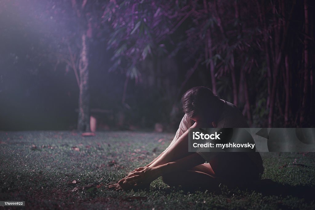 Сонливая девочка в джунглях - Стоковые фото 20-29 лет роялти-фри