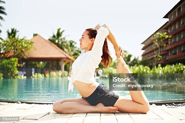 Йога Упражнения В Шриланку — стоковые фотографии и другие картинки Йога - Йога, Шри-Ланка, 20-29 лет