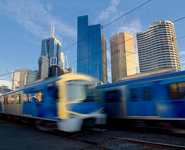 les trains voyage rapide - melbourne day city skyline photos et images de collection