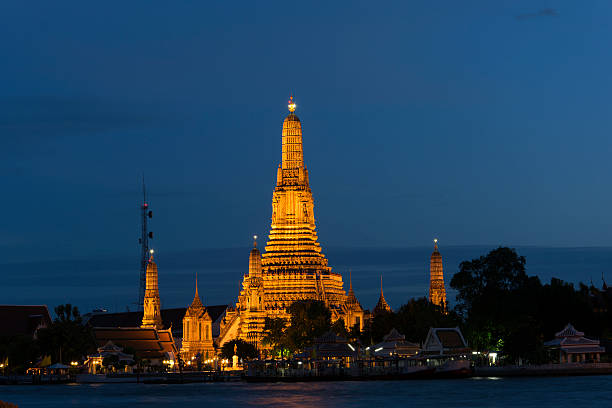 istock night scene of Wat Arun 176445147