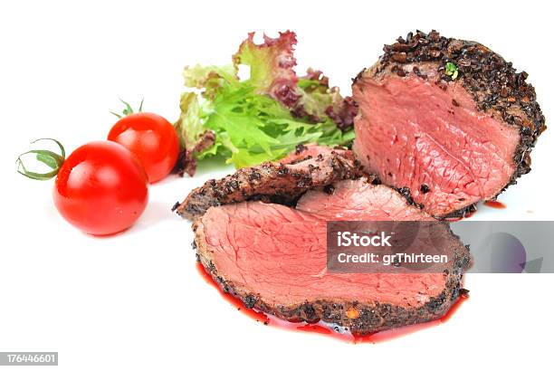 Photo libre de droit de Viande De Taille Moyenne banque d'images et plus d'images libres de droit de Aliment - Aliment, Aliment préparé en filet, Assiette