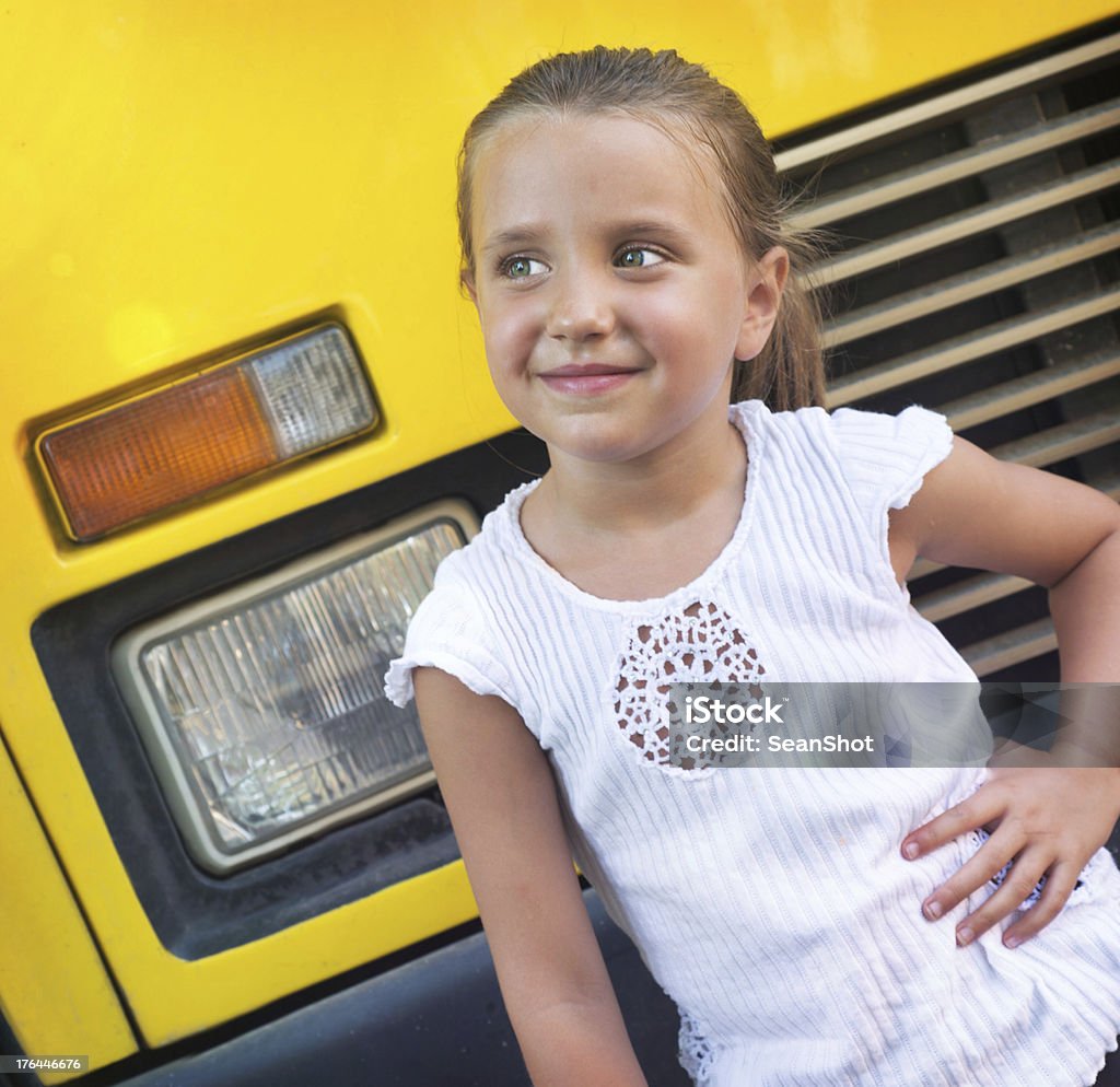 4-5 ans enfant devant un Bus scolaire - Photo de 2-3 ans libre de droits