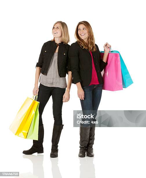 Felice Femmina Amici Con Borse Della Spesa - Fotografie stock e altre immagini di Amicizia - Amicizia, Borsa della spesa, Fotografia da studio