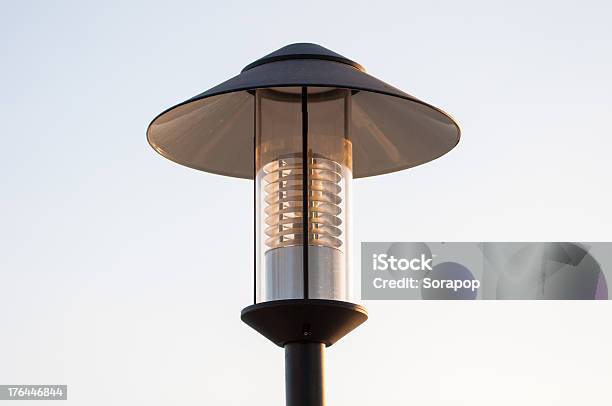 Lampe Für Verzieren Garten Stockfoto und mehr Bilder von Anleitung - Konzepte - Anleitung - Konzepte, Ausrüstung und Geräte, Beleuchtet