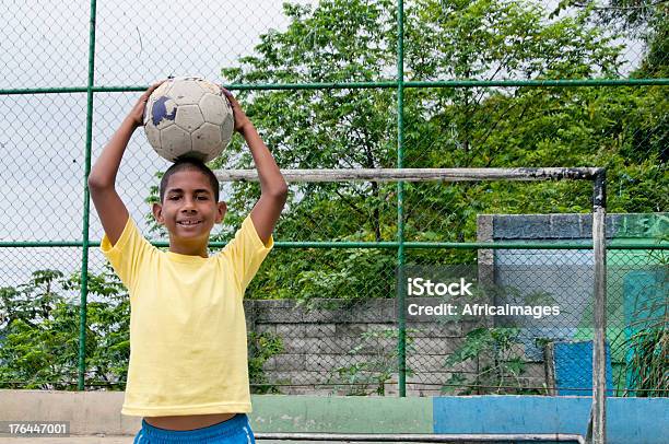 Brasileño Niño Sonriente Con Una Pelota De Fútbol Río De Janeiro Foto de stock y más banco de imágenes de Fútbol