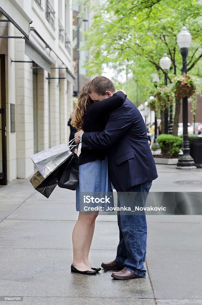 Feliz pareja abrazándose mientras compras - Foto de stock de 30-39 años libre de derechos