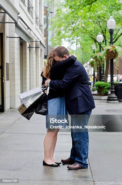 Feliz Pareja Abrazándose Mientras Compras Foto de stock y más banco de imágenes de 30-39 años - 30-39 años, Abrazar, Acera