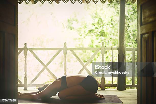 Yogaübung In Sri Lanka Stockfoto und mehr Bilder von Yoga - Yoga, Sri Lanka, Innenaufnahme