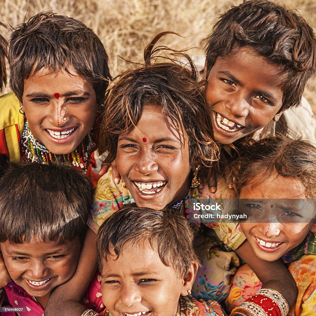 Grupo de crianças felizes indiana, deserto village, India - Foto de stock de 4-5 Anos royalty-free