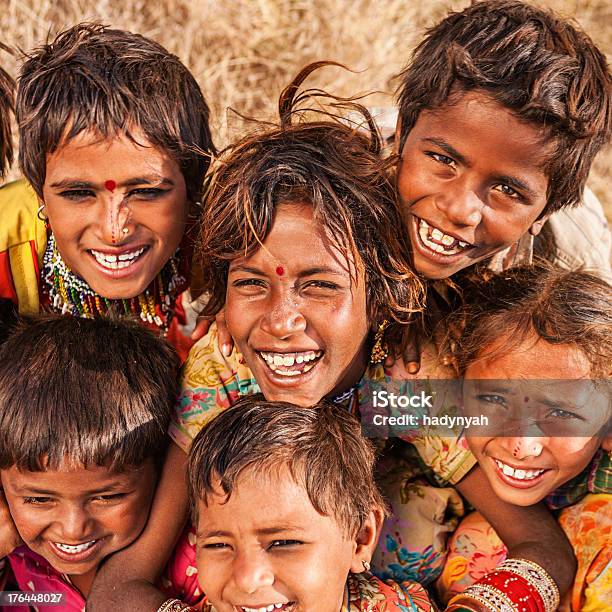 Foto de Grupo De Crianças Felizes Indiana Deserto Village India e mais fotos de stock de 4-5 Anos