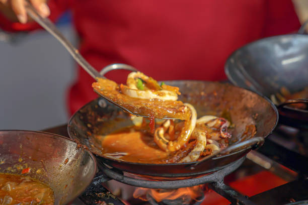 proces robienia sosu z kalmarów podczas wyjmowania kalmarów z patelni - asian cuisine close up garlic vegetable zdjęcia i obrazy z banku zdjęć