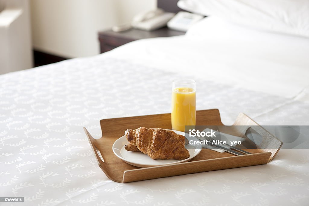 Pequeno-almoço na cama em um quarto de hotel - Royalty-free Cama Foto de stock