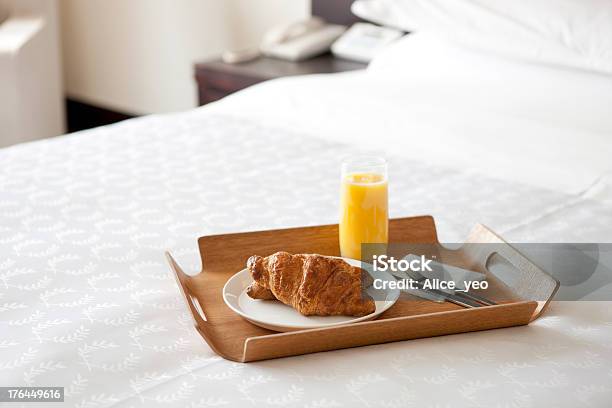 Pequenoalmoço Na Cama Em Um Quarto De Hotel - Fotografias de stock e mais imagens de Cama - Cama, Pequeno Almoço, Aconchegante