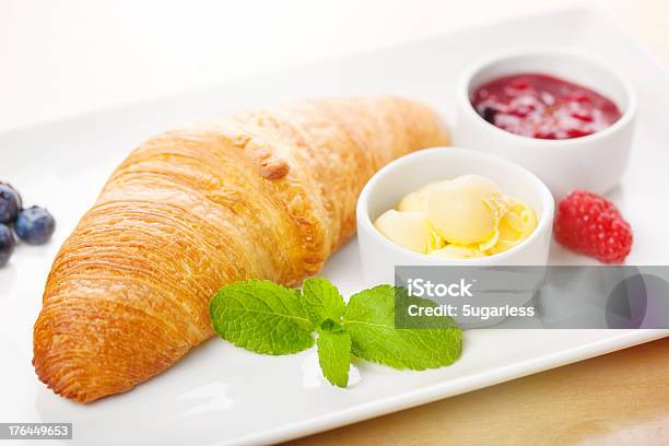 Croissant Con Burro E Marmellata - Fotografie stock e altre immagini di Burro - Burro, Croissant, Marmellata