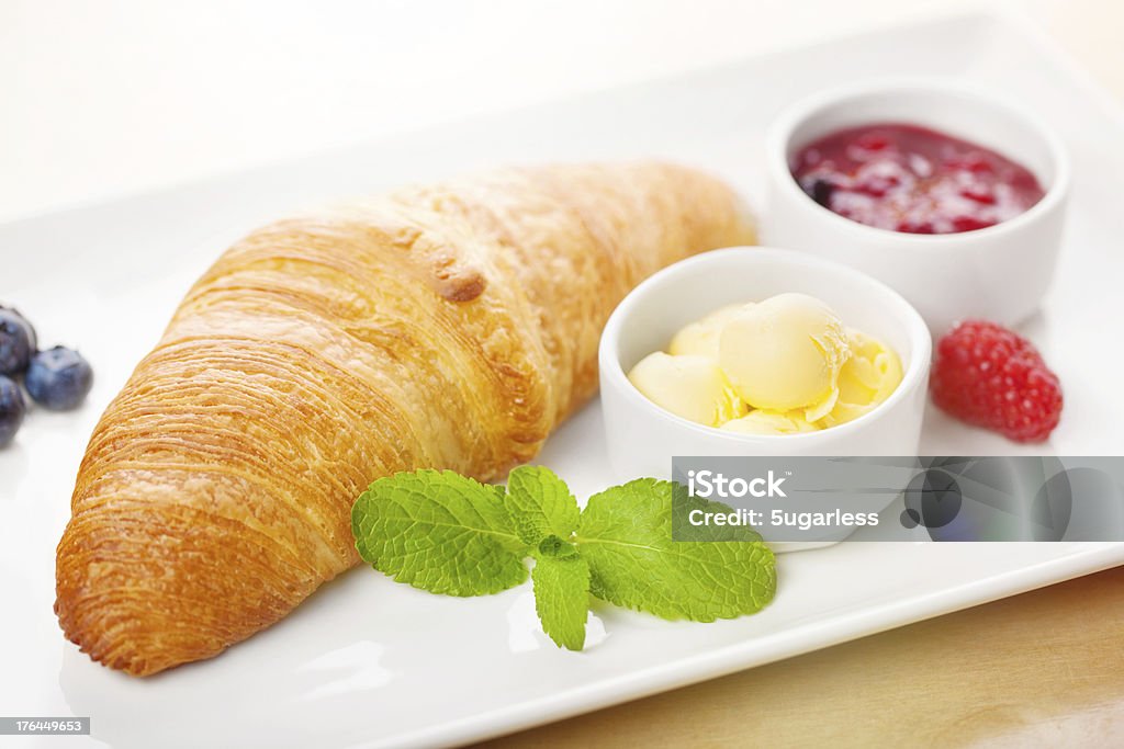 Croissant com manteiga e geleia - Foto de stock de Croassão royalty-free