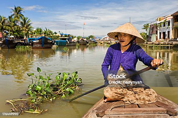 ベトナムの水上タクシーでホイアン - 1人のストックフォトや画像を多数ご用意 - 1人, アオザイ, アジアおよびインド民族