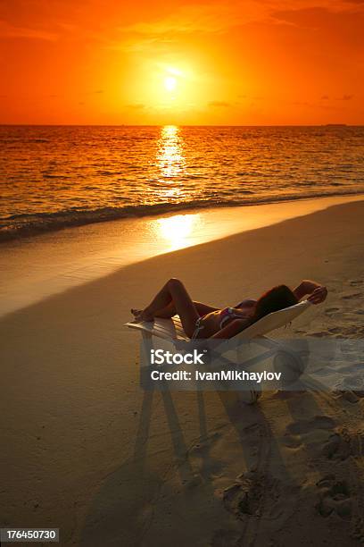 Kobieta W Szezlongsalon Relaks Na Plaży - zdjęcia stockowe i więcej obrazów Dorosły - Dorosły, Fotografika, Idylliczny