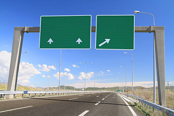 vierge signe de route sur l'autoroute - road sign sign blue blank photos et images de collection