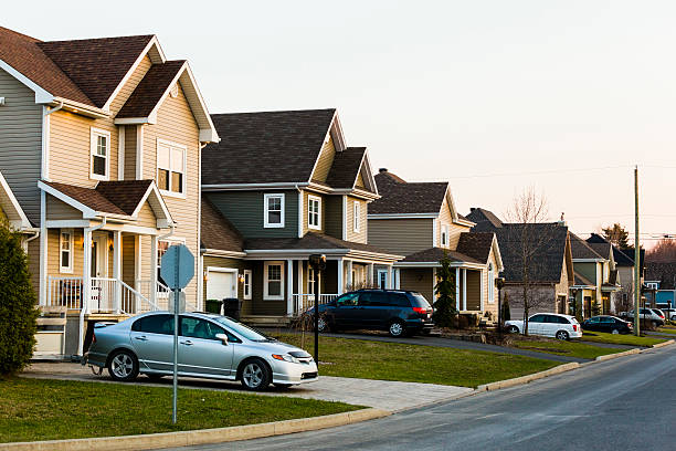 교외 - house residential district residential structure car 뉴스 사진 이미지