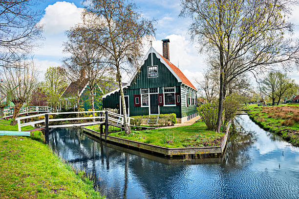bela cena holandês com casas tradicionais do canal - zaanse schans bridge house water imagens e fotografias de stock
