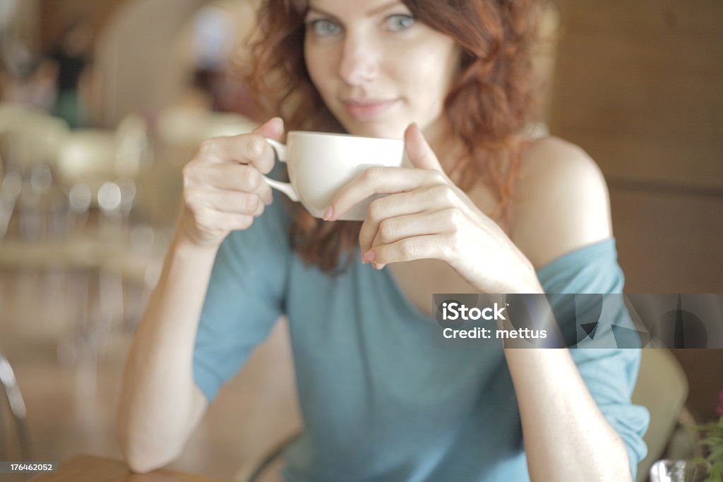 Redhead Femme buvant un café - Photo de Adulte libre de droits