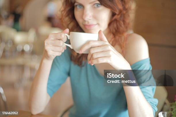 Photo libre de droit de Redhead Femme Buvant Un Café banque d'images et plus d'images libres de droit de Adulte - Adulte, Affaires, Appareil photo