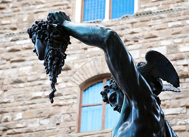 estátua de bronze perseu segurando a cabeça de medusa - florence italy imagens e fotografias de stock