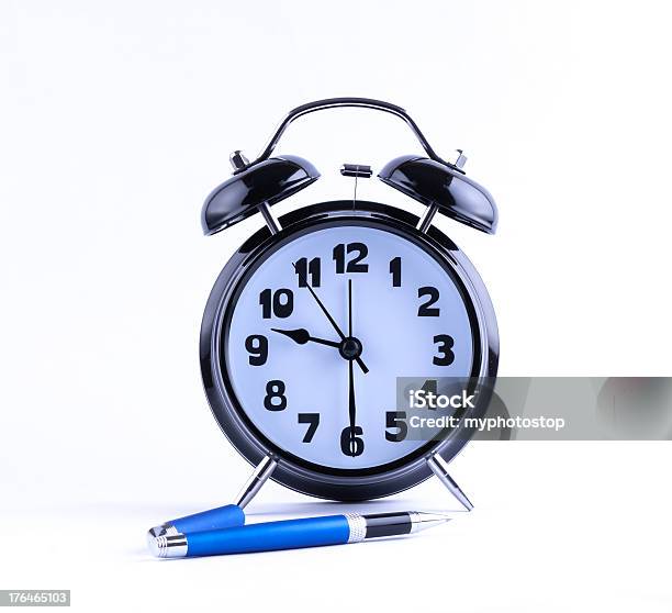 Reloj Despertador Con Lápiz Foto de stock y más banco de imágenes de Aguja de Reloj - Aguja de Reloj, Cifras financieras, Color negro