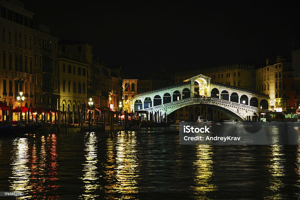 Ponte Di Rialto (Ponte Di Rialto a Venezia, Italia) - Foto stock royalty-free di Acqua