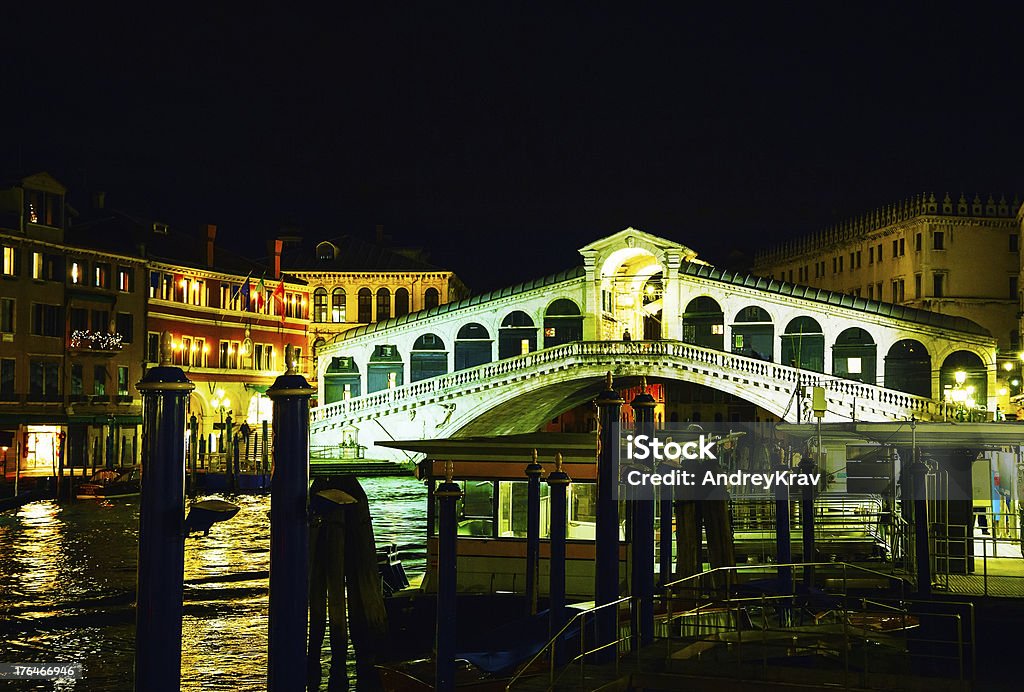Ponte Di Rialto (Ponte Di Rialto a Venezia, Italia) - Foto stock royalty-free di Acqua