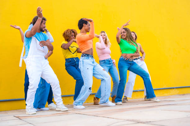 gruppo di diverse etnie che ballano una coreografia congiunta - eclectic community foto e immagini stock