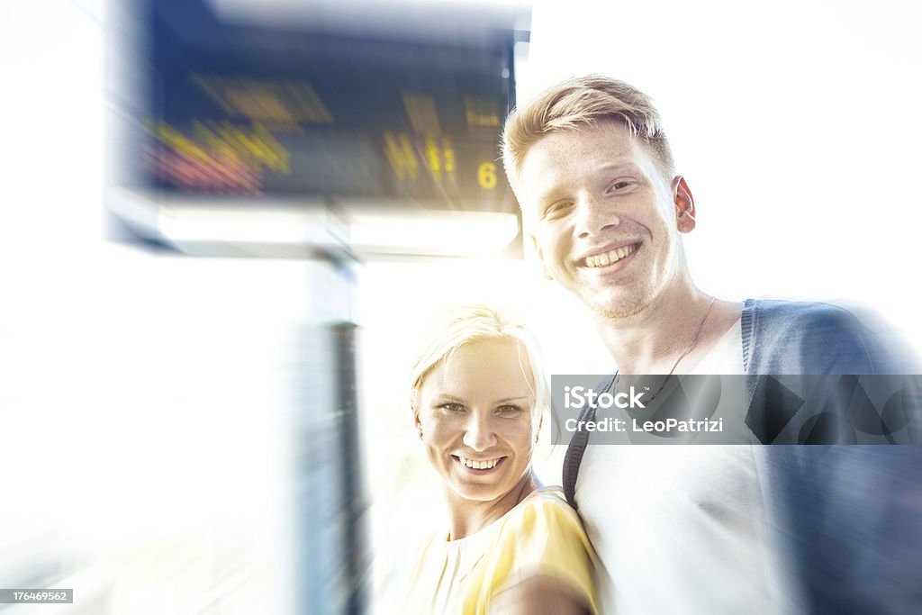 Casal Jovem verificar calendário - Royalty-free 20-29 Anos Foto de stock