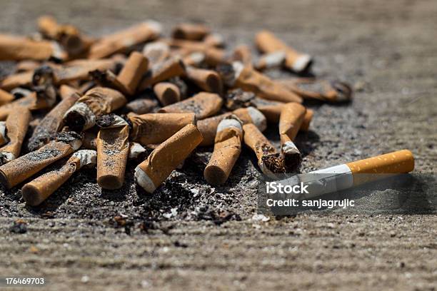 Foto de Cigarros e mais fotos de stock de Anti-higiênico - Anti-higiênico, Cigarro, Câncer - Tumor
