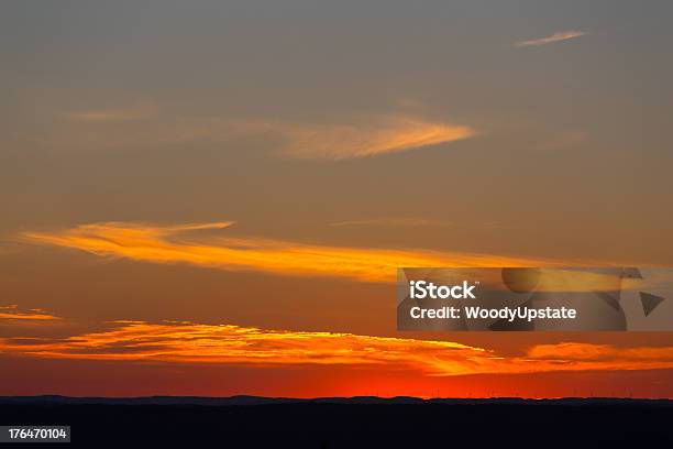 Pôr Do Sol Do Horizonte - Fotografias de stock e mais imagens de Ao Ar Livre - Ao Ar Livre, Arrebol, Azul