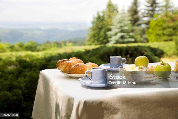 Photo libre de droit de Petit Déjeuner En Extérieur banque d'images et plus d'images libres de droit de Matin - Matin, Table basse, Fromage