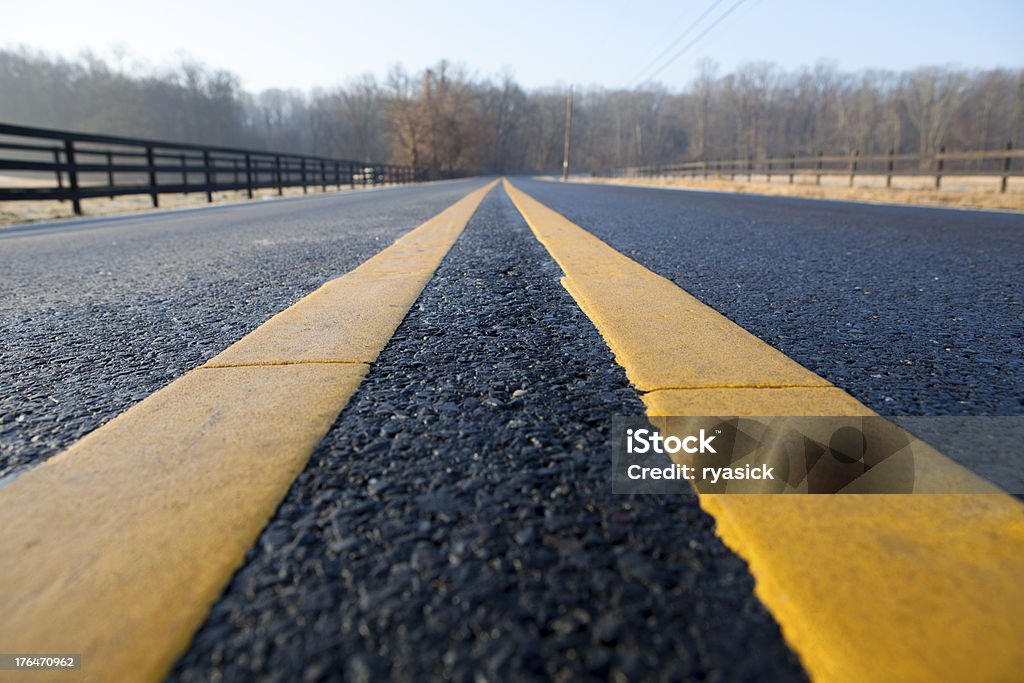 Extreme perspectiva meio da estrada de asfalto com linhas de centro - Foto de stock de Listrado royalty-free