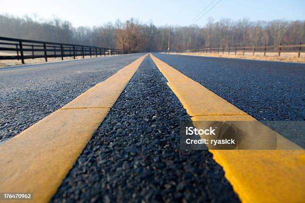 Foto de Extreme Perspectiva Meio Da Estrada De Asfalto Com Linhas De Centro e mais fotos de stock de Listrado