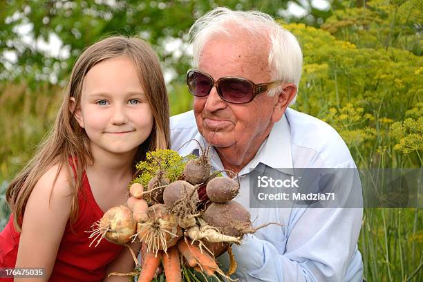 Foto de No Jardim e mais fotos de stock de Adulto - Adulto, Agricultura, Avô