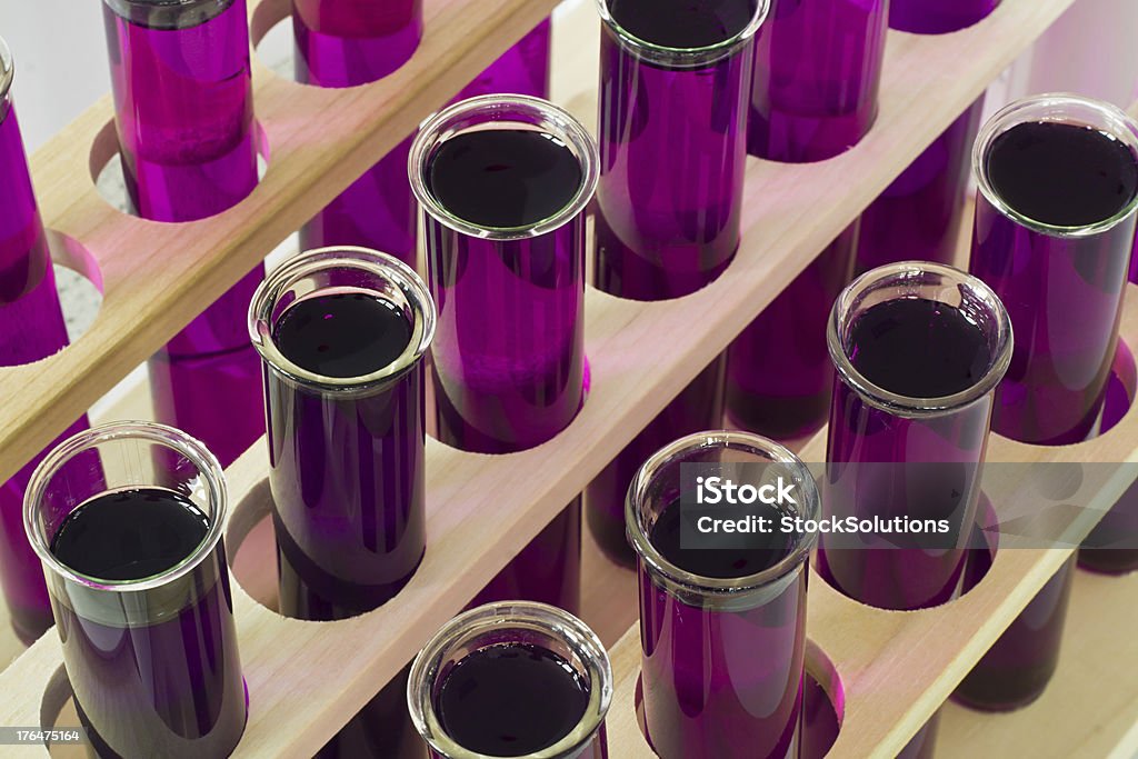 Biochemical Reagenzgläser in Zeilen in einem Labor - Lizenzfrei Laborröhrchen Stock-Foto