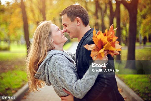 Feliz Pareja Joven En El Parque Otoño Foto de stock y más banco de imágenes de 20 a 29 años - 20 a 29 años, Abrazar, Adulto