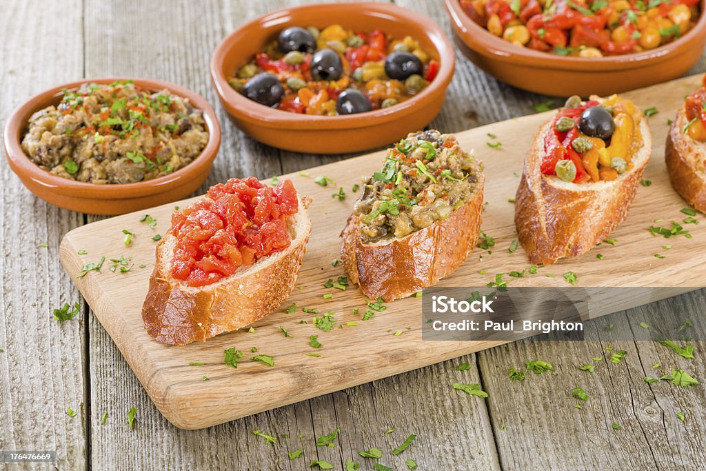 Tapas de pan crujiente - Foto de stock de Alimento libre de derechos