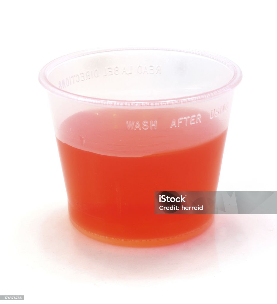 Rouge toussez sirop dans une tasse - Photo de Blanc libre de droits