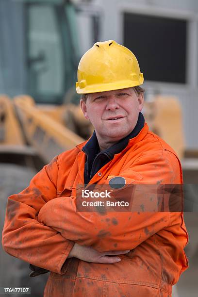 Riparatore Meccanico Al Lavoro E Con I Suoi Strumenti - Fotografie stock e altre immagini di Addetto alla manutenzione