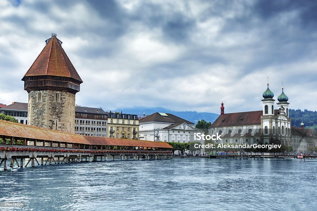 Old de Tower et de Bridge dans Lucern suisse - Photo de Alpes européennes libre de droits