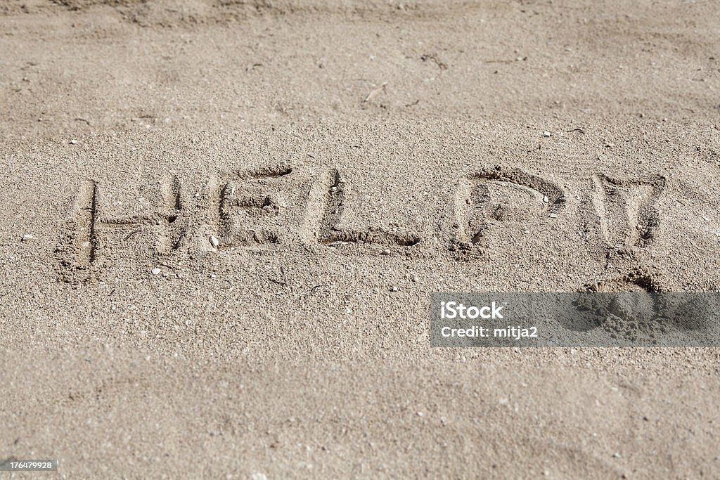 Aide message dans le sable - Photo de Assistance libre de droits