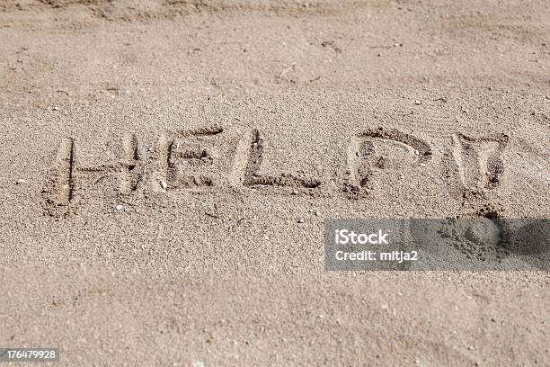 Ajudar A Mensagem Na Areia - Fotografias de stock e mais imagens de Ao Ar Livre - Ao Ar Livre, Areia, Assistência
