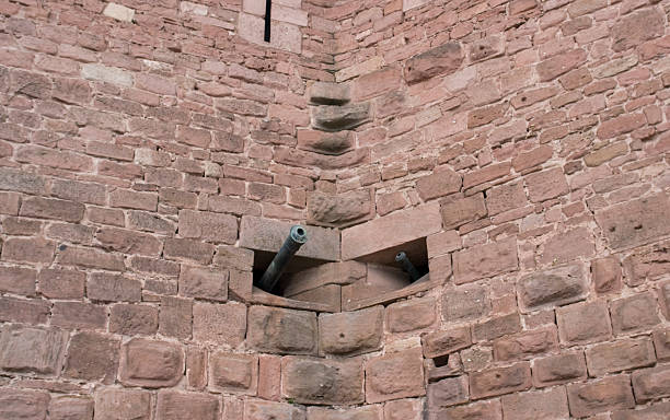 fassade – detailabbildung der haut-koenigsbourg inmitten castle - koenigsbourg stock-fotos und bilder
