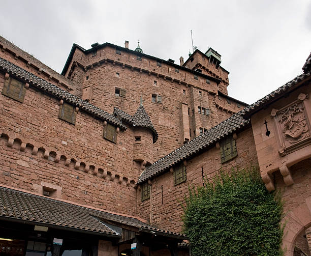 schloss haut-koenigsbourg inmitten detail - koenigsbourg stock-fotos und bilder