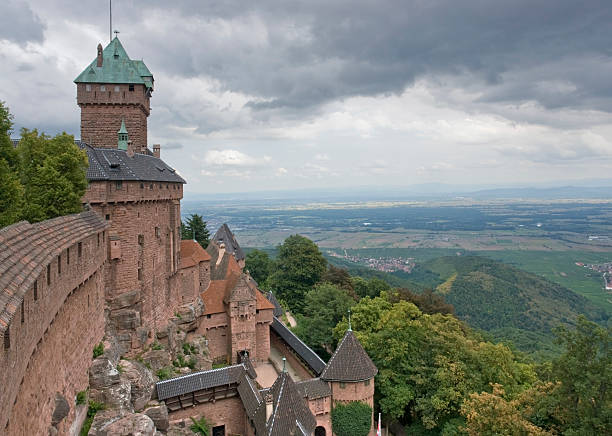 castello di haut-koenigsbourg in ambiente stormy - koenigsbourg foto e immagini stock